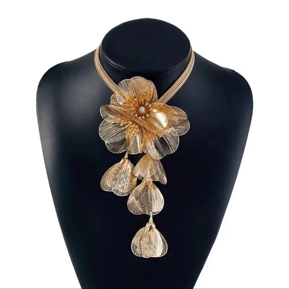 Zara Kate Middleton Famous Cascading Floral Necklace - Picture 1 of 16